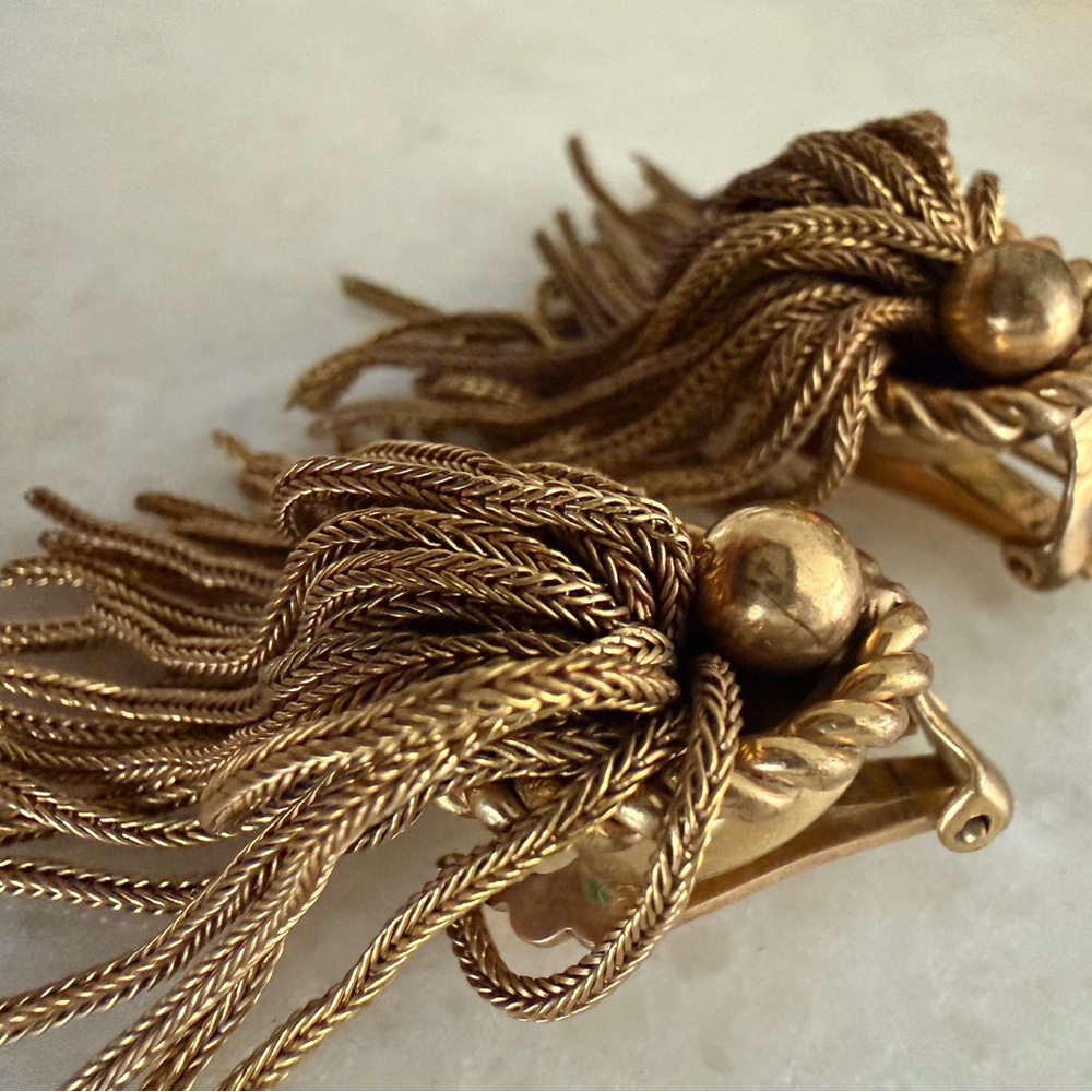 Vintage Gold Toned Cain Tassel Clip-on Earrings - Picture 3 of 4